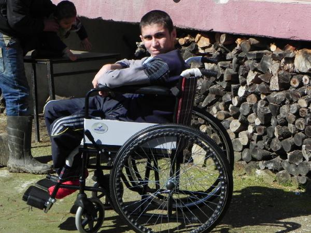 Kendi Gibi Engelli Gence Tekerlekli Sandalye Verdi