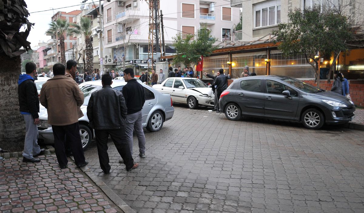 Manisa\'da 4 Araç Birbirine Girdi