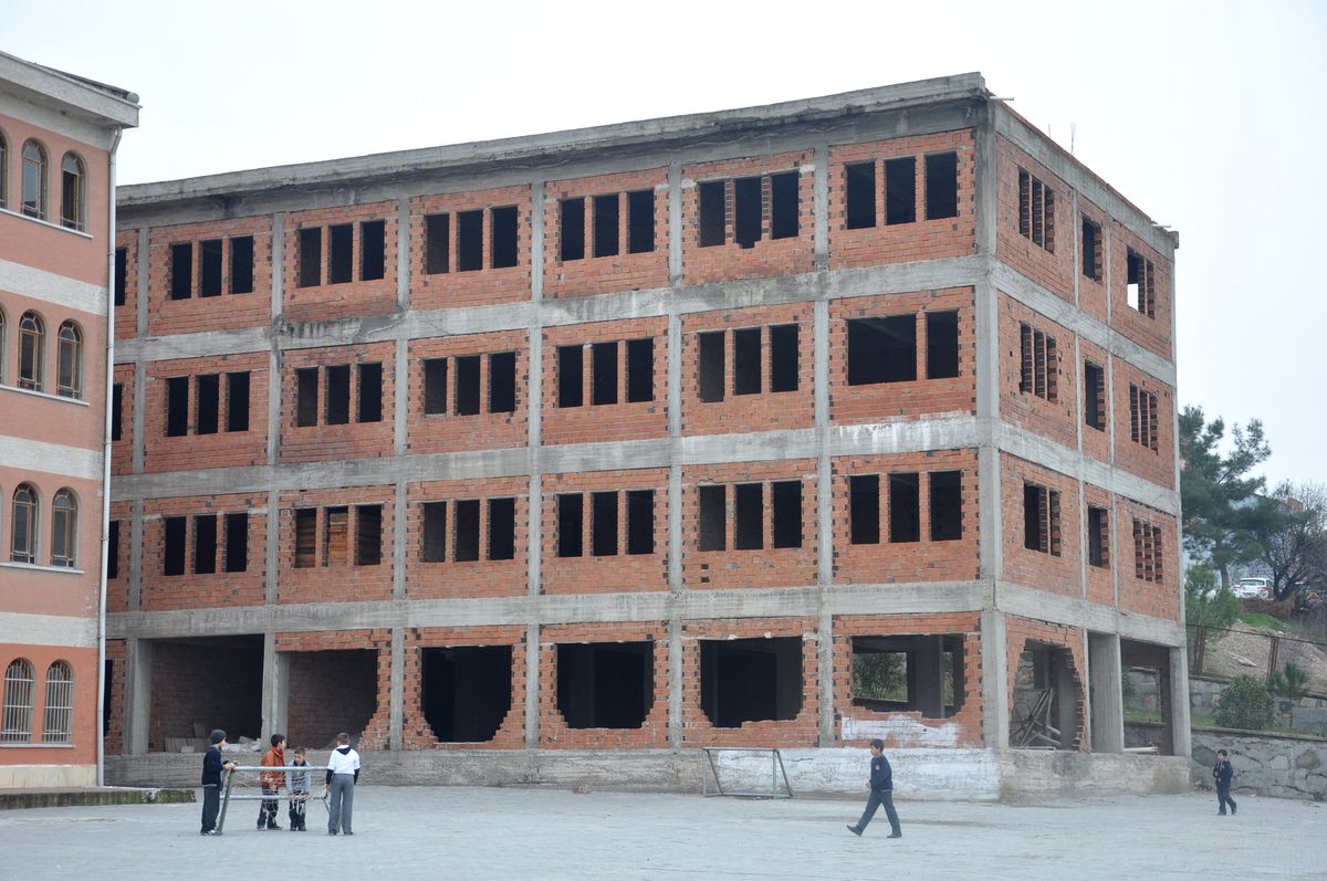 Okul Bahçesindeki Atıl Bina, Öğrencileri Tedirgin Ediyor