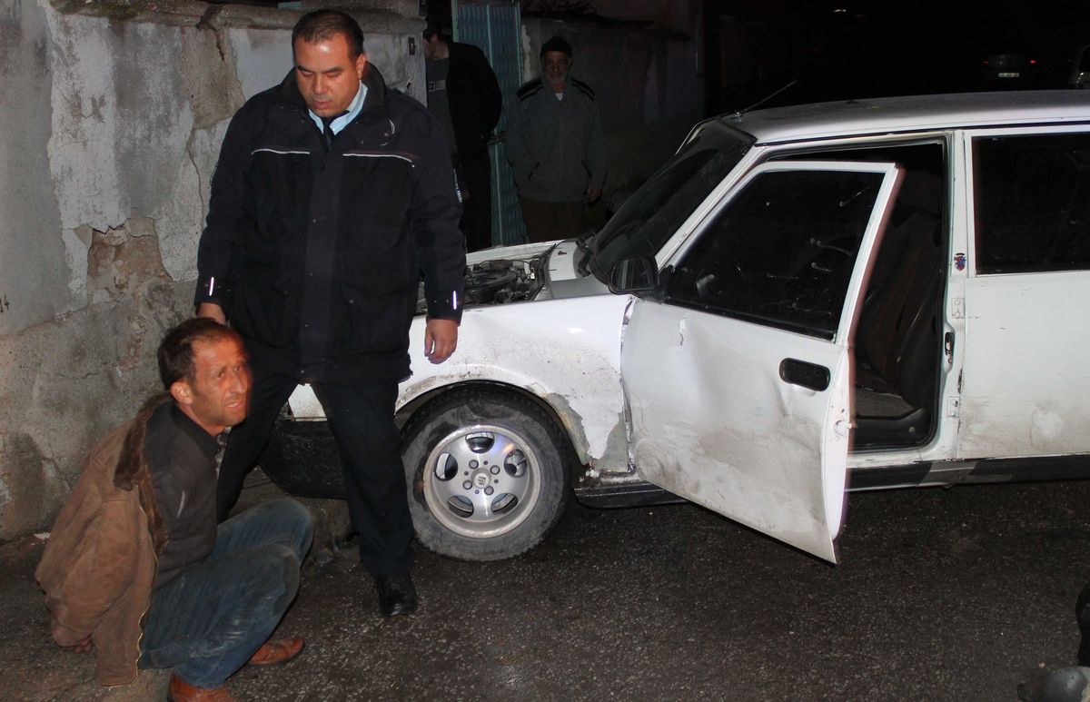 Polise Çarpıp Kaçtılar, Duvara Çarpıp Yakalandılar