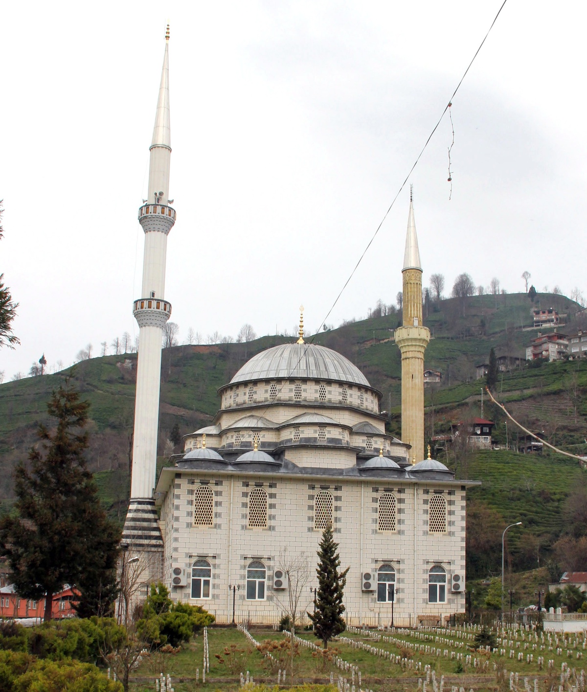Rize\'de Farklı Uzunlukta Minarelere Sahip Cami Dikkat Çekiyor