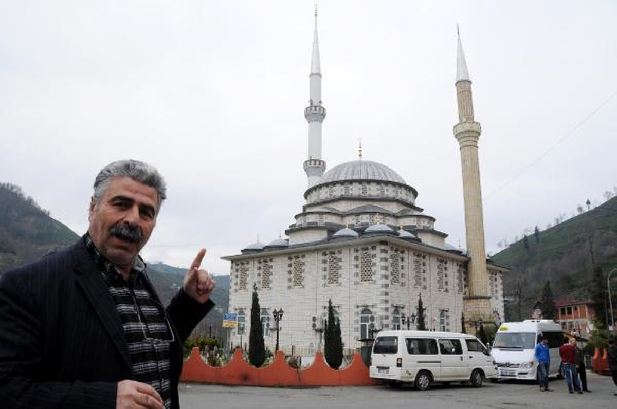 Bu Caminin Minareleri Biri Kısa Biri Uzun