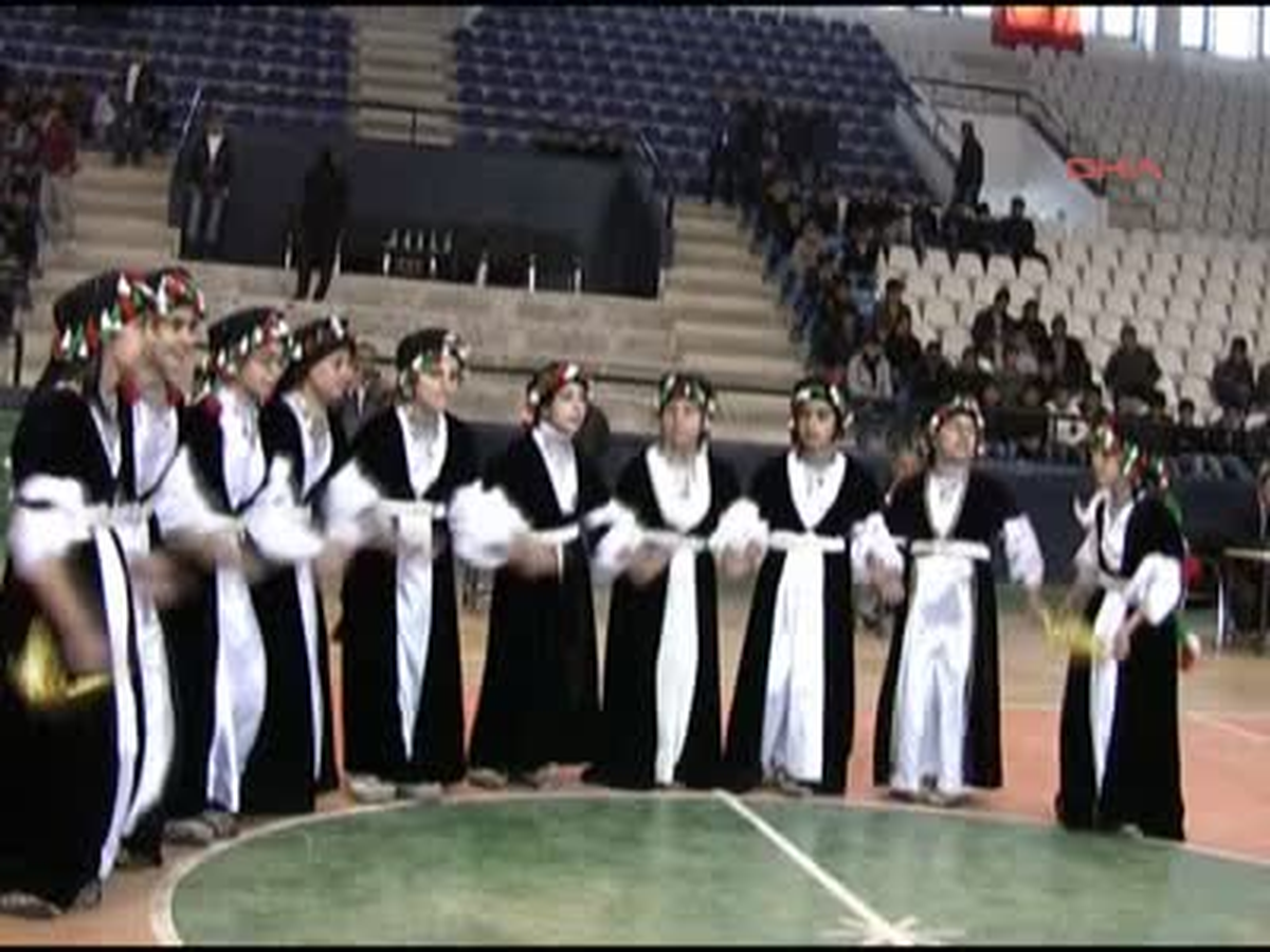 Şırnak Folklor Yarışmasında Ayakkabısız Oynadılar Folklor Yarışmasında Ayakkabısız Oynadılar