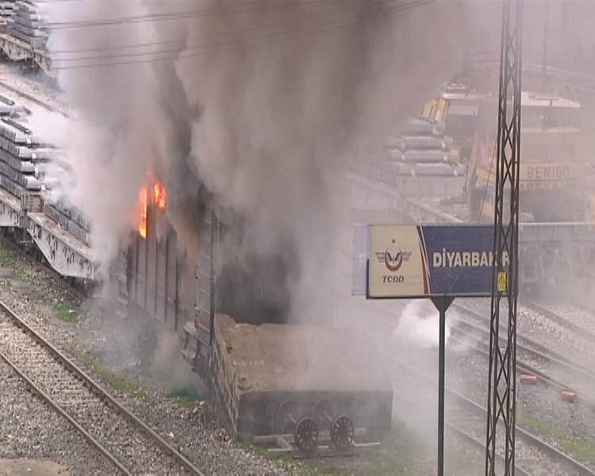 Tren Vagonundaki Yangına Polis Panzeri Müdahale Etti