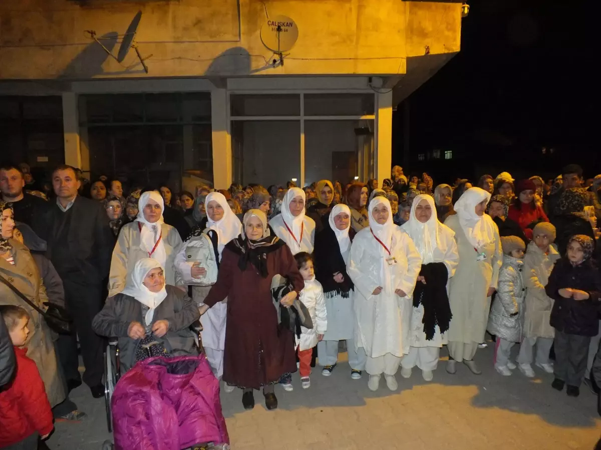 Ümreye İlahilerle Uğurlandılar