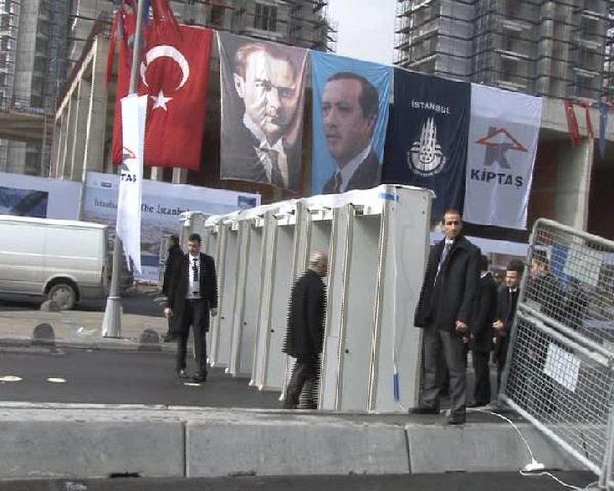 Zeytinburnu\'nda Başbakan Erdoğan\'a Yoğun İlgi
