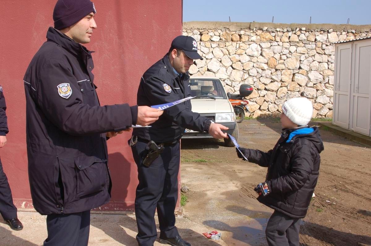 Bandırma Polisi Sporda Şiddetin Önlenmesi İçin Broşür Dağıttı