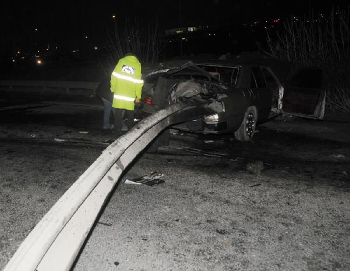 Bariyere Saplanan Araçtaki Kadın Öldü
