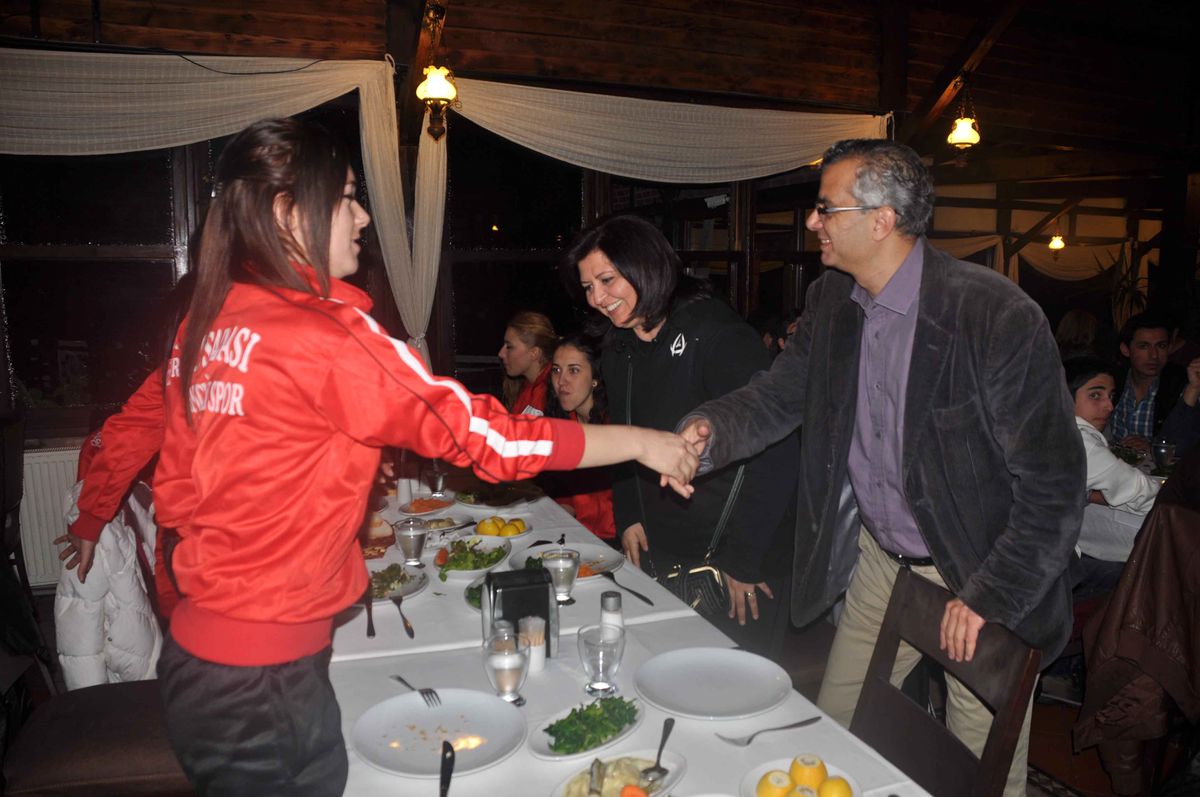 Başkan Altungün\'den Genç Basketbolculara Yemek