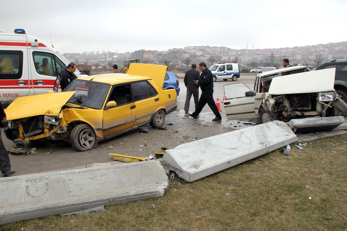 Başkent\'te Trafik Kazası: 5 Yaralı