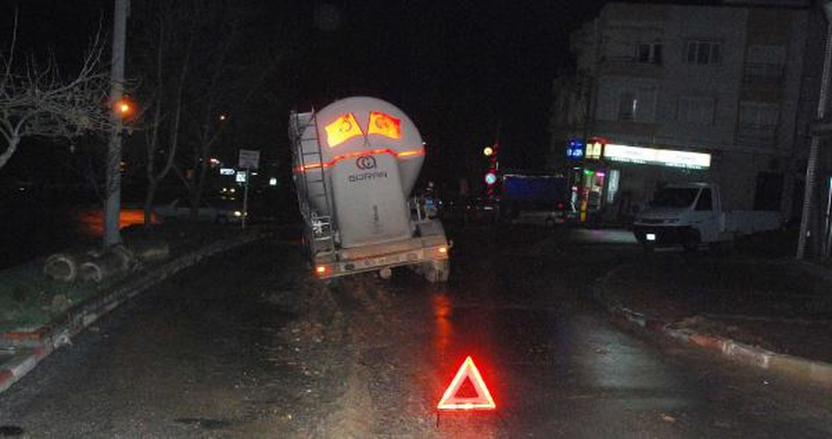 Çimento Yüklü Tır, Doğalgaz Borusu Bulunan Zemine Saplandı