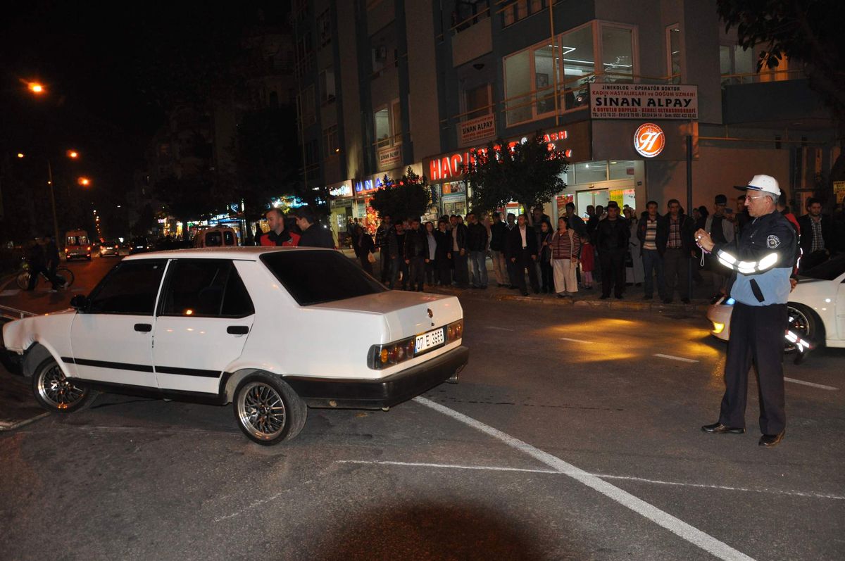 Ehliyetsiz Sürücünün Şovu Kötü Bitti: 1 Yaralı