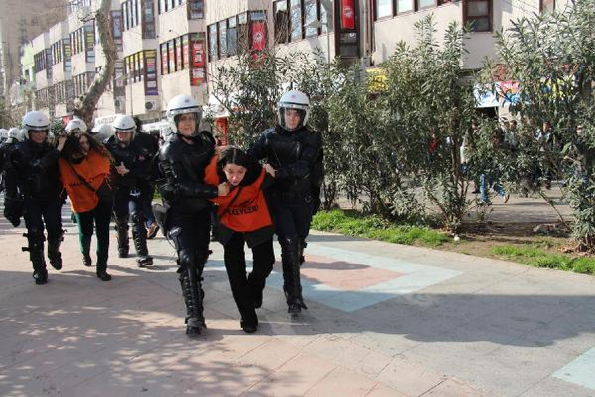 Halkevi Üyelerine Polis Müdahalesi: 18 Gözaltı