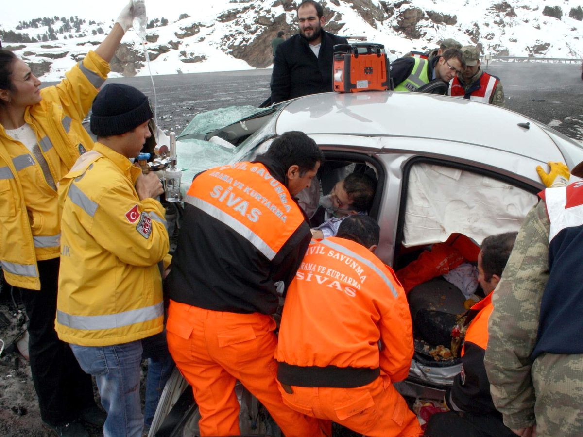 İmranlı İlçesinde Kaza: 2 Ölü, 4 Yaralı