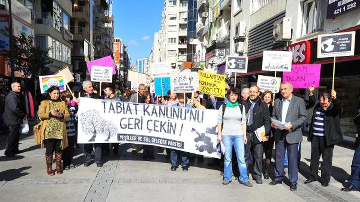 İzmir\'de Yasa Tasarısı Protestosu