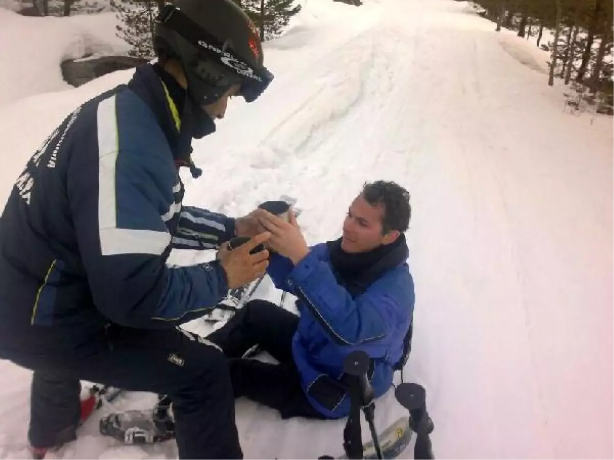 Kartalkaya\'da Kaybolan 2 Kayakçıyı, Levhalar Kurtardı