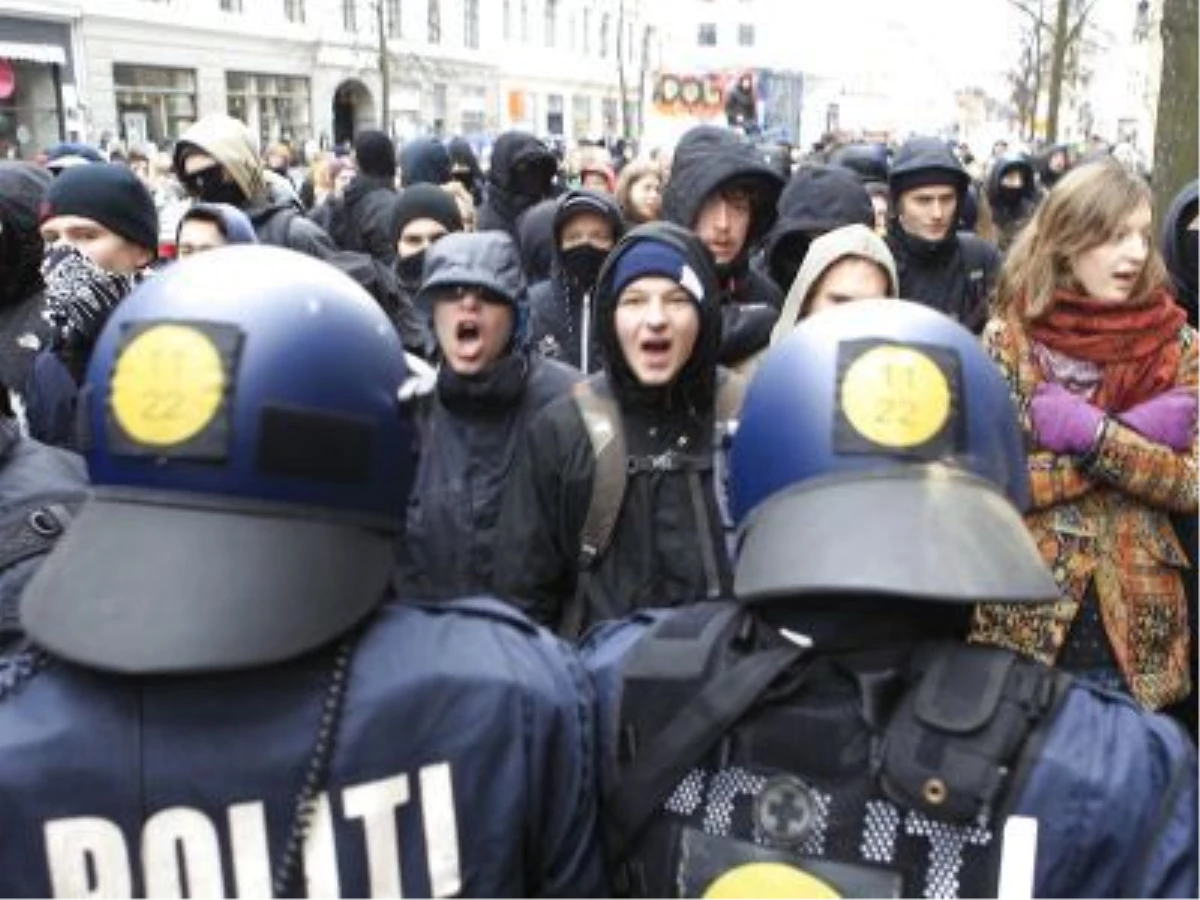 Kopenhag\'da İslam Karşıtlarına Karşı Gösteride 32 Kişi Gözaltına Alındı