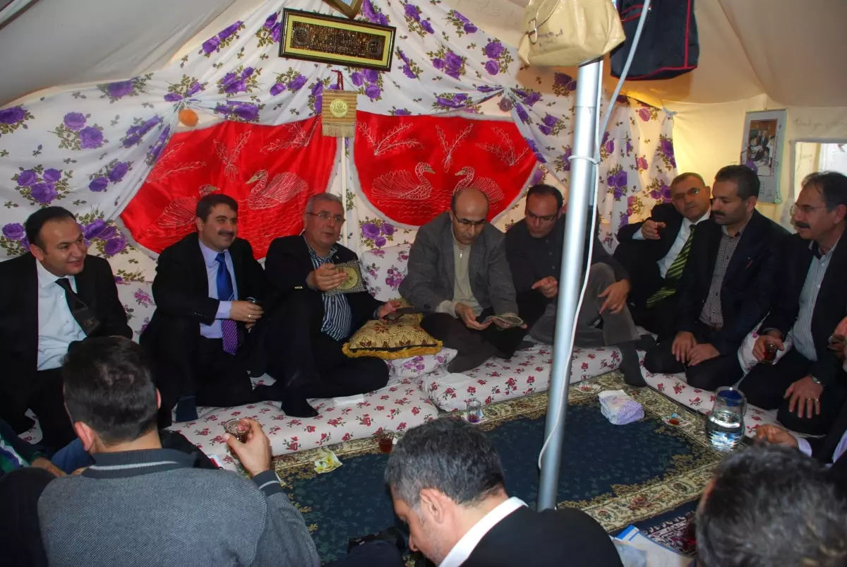 Milletvekili ve Vali, Suriyelilerin Çadırına Misafir Oldu