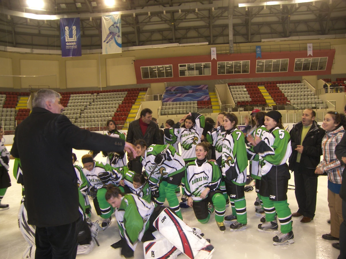 Narmanspor Bayan Buz Hokey Takımı, İstanbul Buz Korsanları Bayan Hokey Tamını 14-7 Yendi