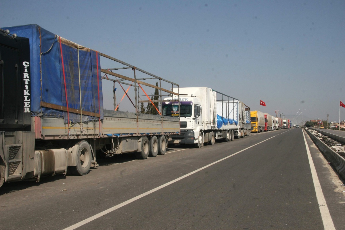 (Özel Haber) Sınırda 3 Kilometrelik Tır Kuyruğu