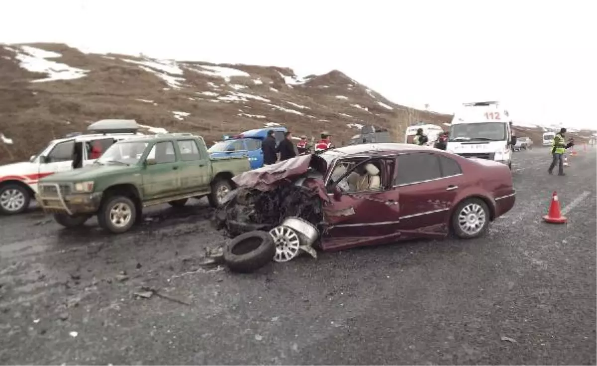 Sivas'ta 2 Otomobil Çarpıştı: 2 Ölü, 4 Yaralı