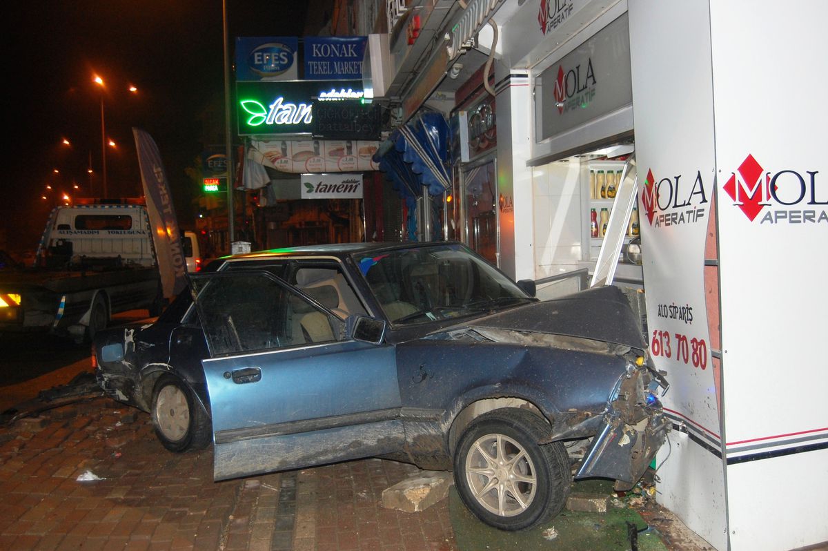 Alkollü Sürücü Dükkana Daldı
