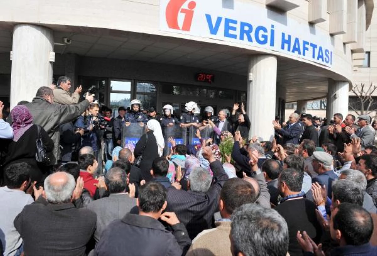 Antalya\'da 2b Eylemcileri, Defterdarlık Önünde Olay Çıkardı (2)