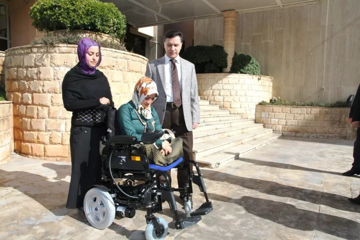 Azize Akan'a Akülü Araba