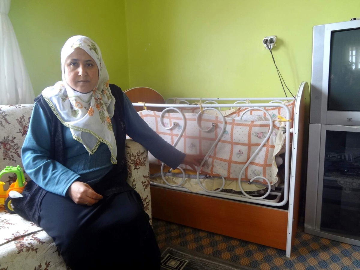 Boş Beşiğin Başında Bebeğinden Gelecek Haberi Bekliyor
