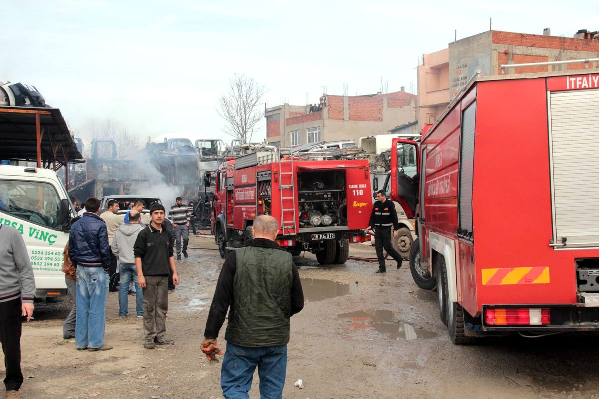 Bursa\'da Hurda Deposu, Alev Alev Yandı
