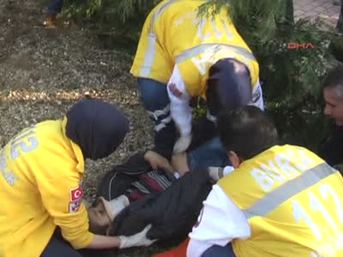 Bursa Otomobil Kaldırıma Çıktı 3\'ü Çocuk, 4 Yaralı Otomobil Kaldırıma Çıktı 3\'ü Çocuk, 4 Yaralı