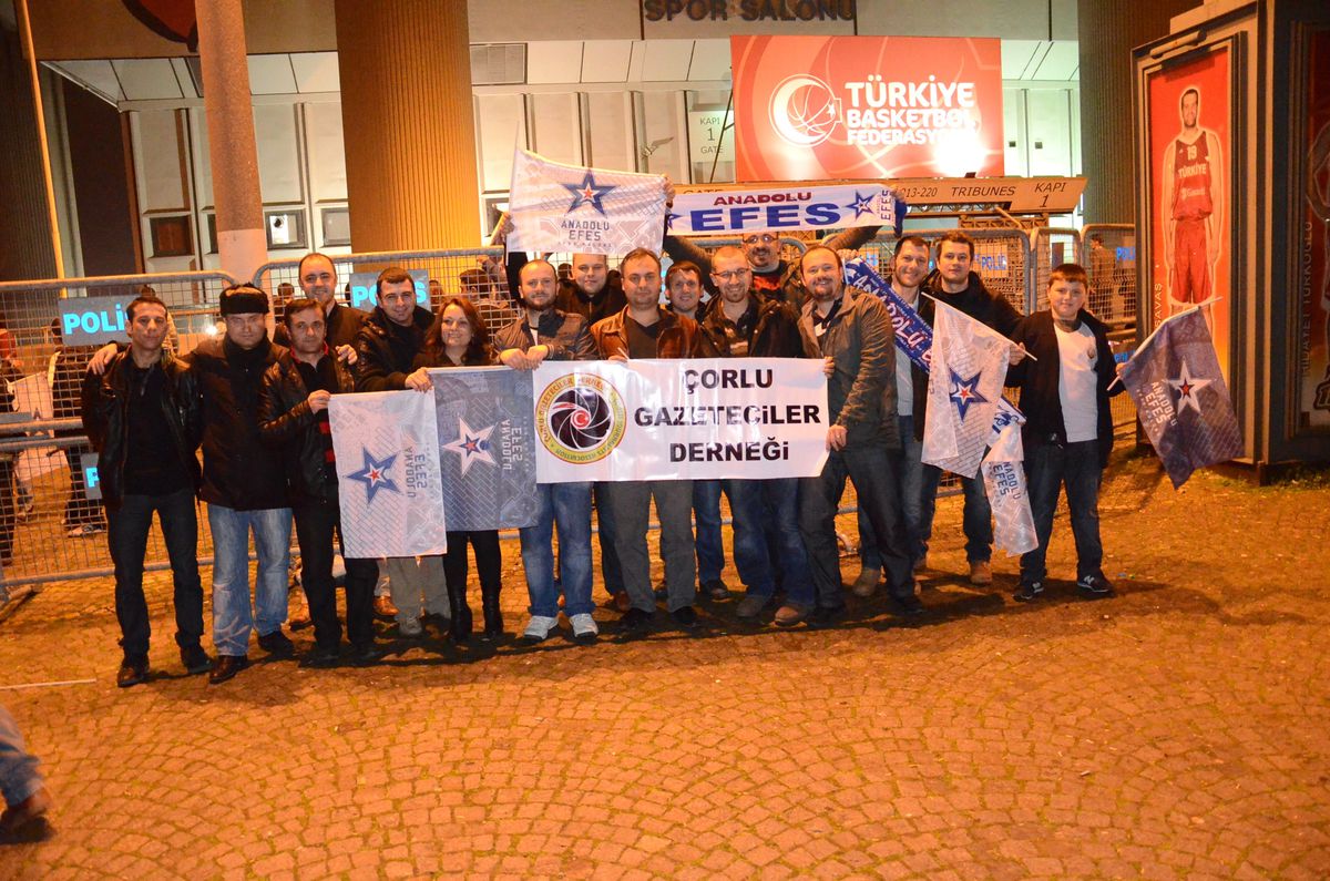 Çorlulu Gazeteciler Efes Maçını Tribünde İzledi