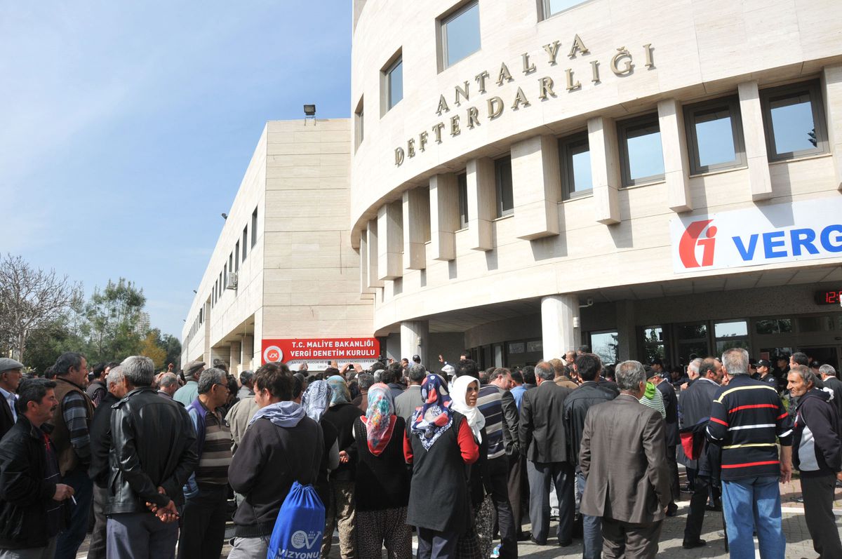Defterdarlık Önünde Eylem
