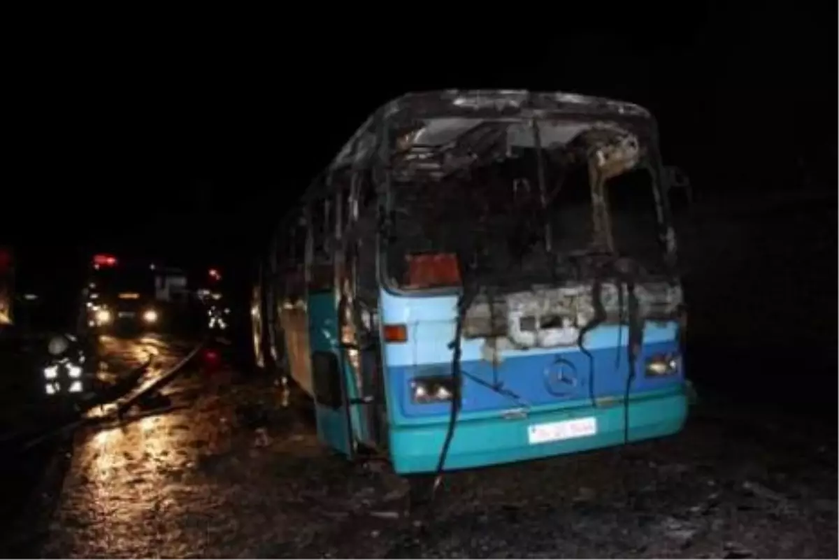 Diyarbakır\'da Servis Aracı Yakıldı