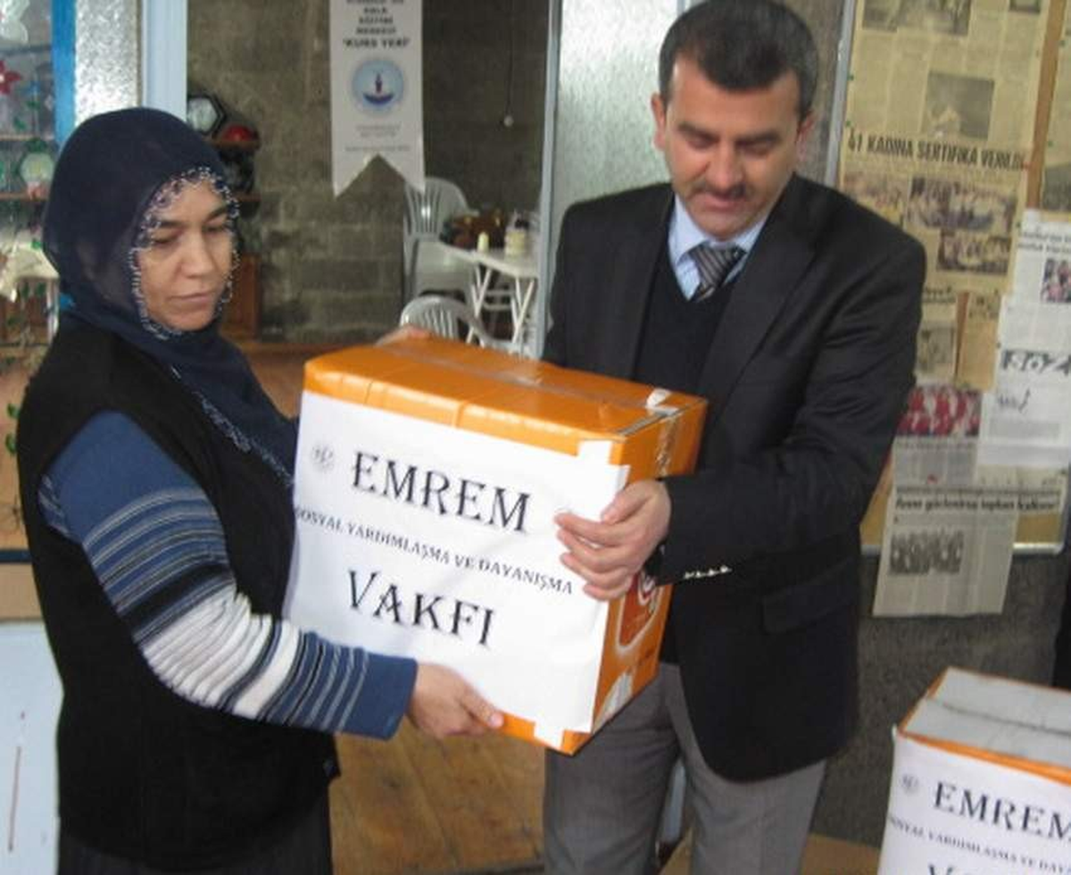 Emrem Vakfı\'ndan 10 Aileye Gıda Yardımı