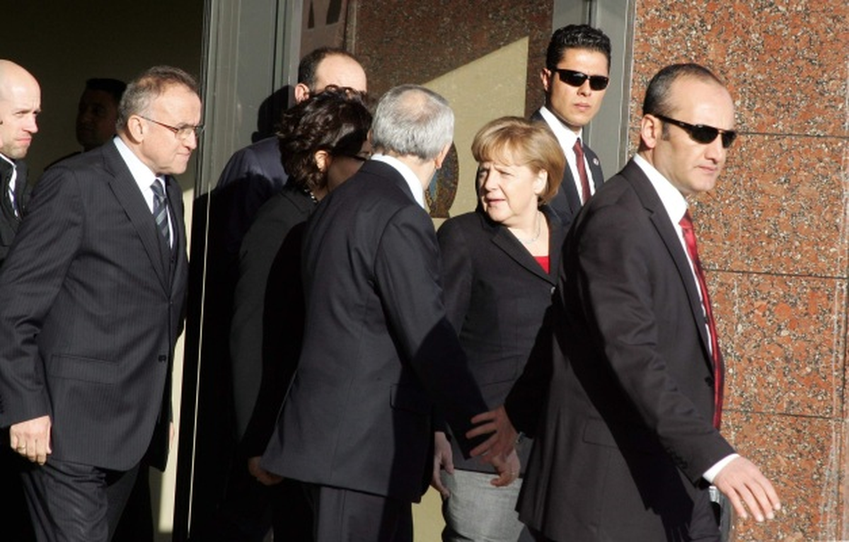 Güzelbey\'den Merkel\'e Davet