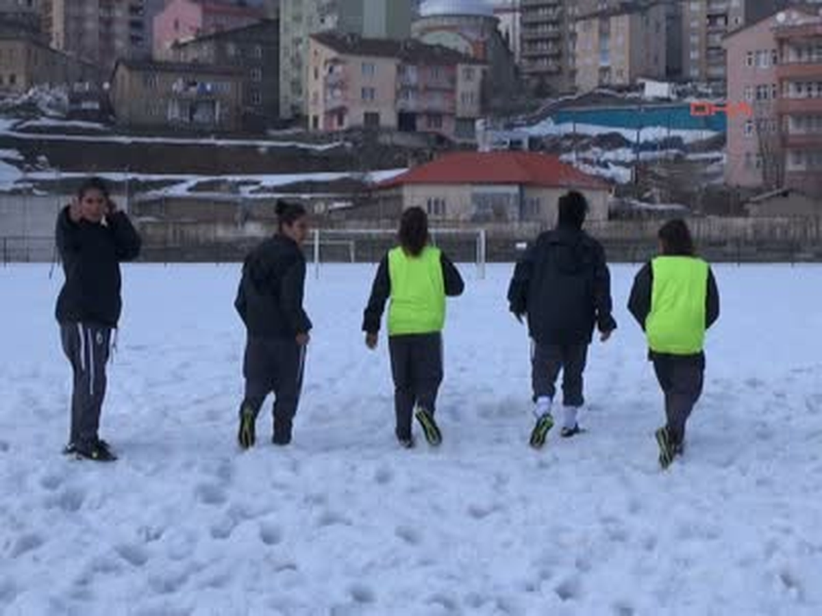 Hakkarigücü Bayan Futbol Takımı Azimle Play Off\'a Hazırlanıyor