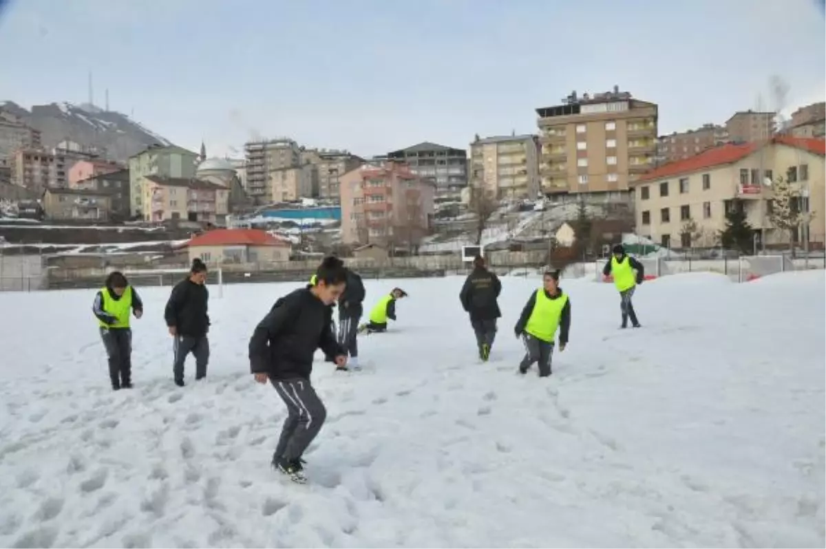 Kadın Futbolcular Engellere Aldırmıyor