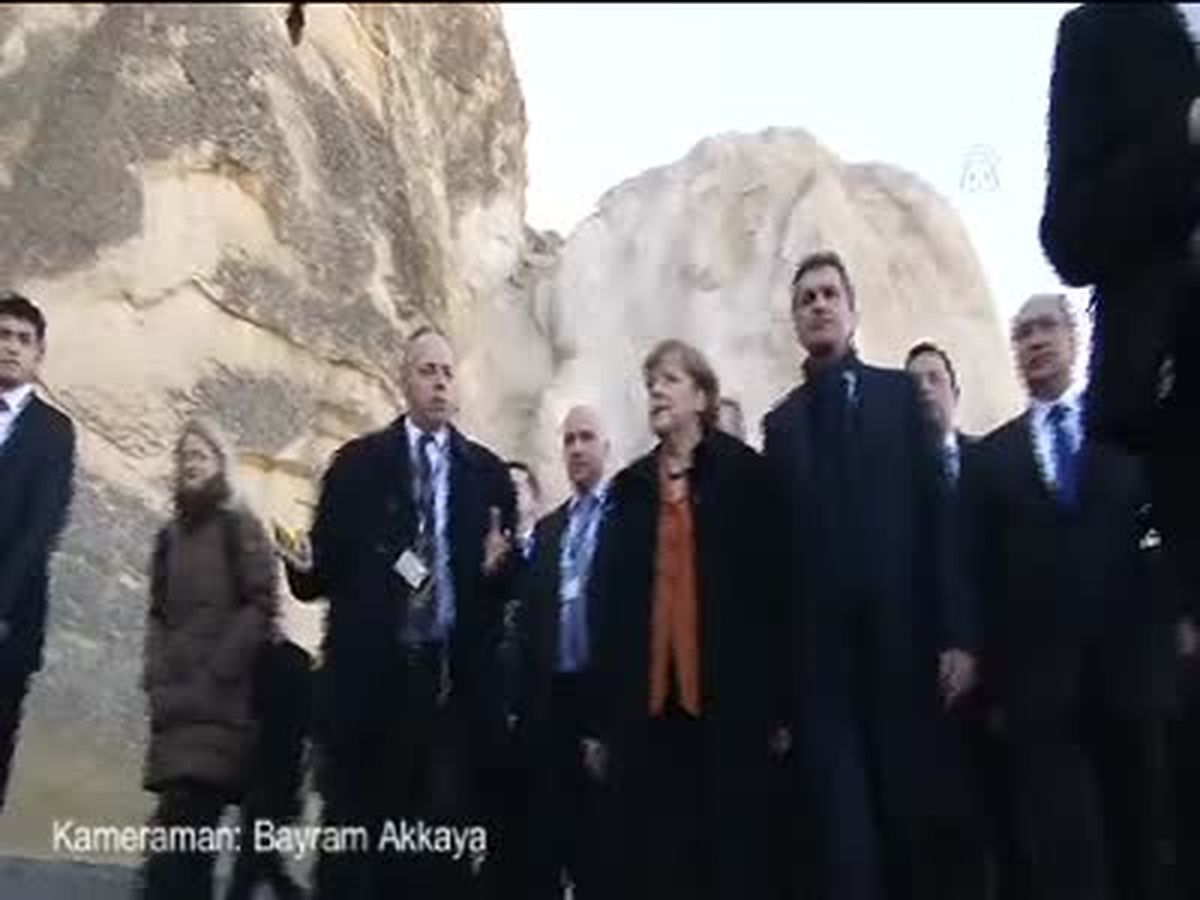 Kapadokya\'da Aracına Gül Döktüler