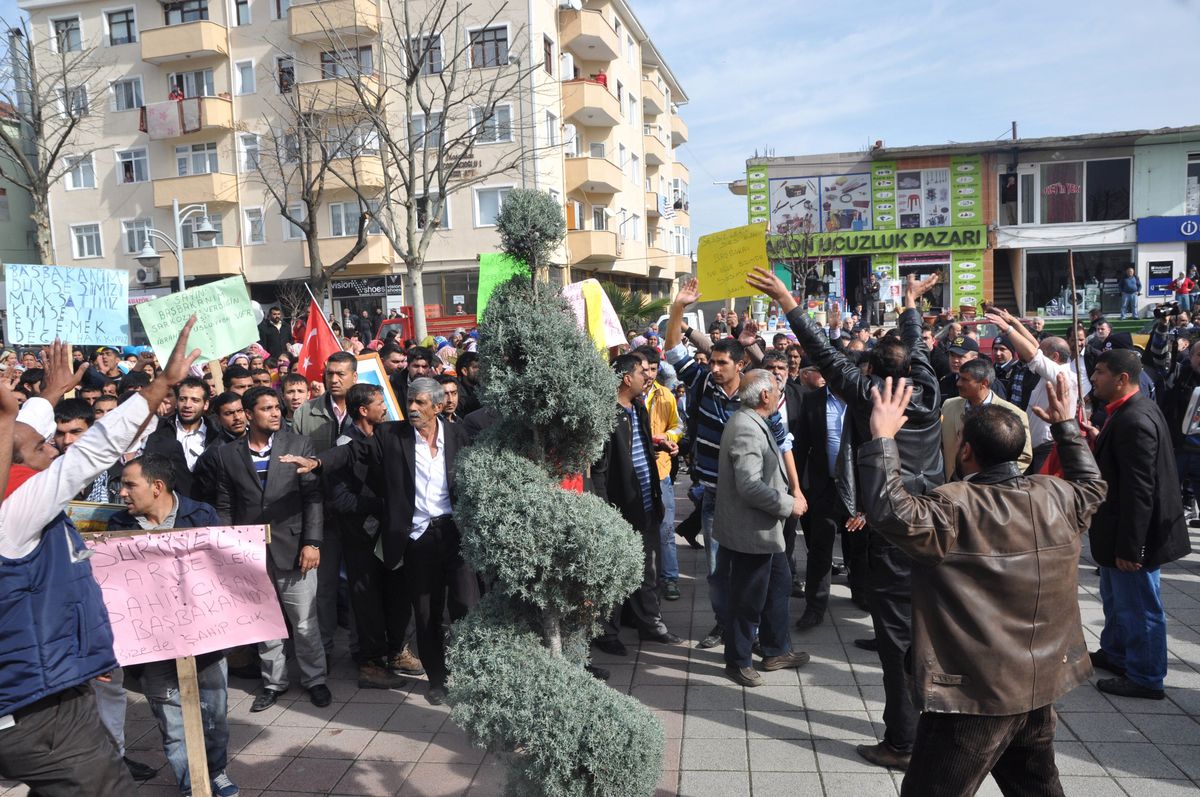 Kentsel Dönüşümü Protesto Eden Romanlar Belediye Binasına Yürüdü
