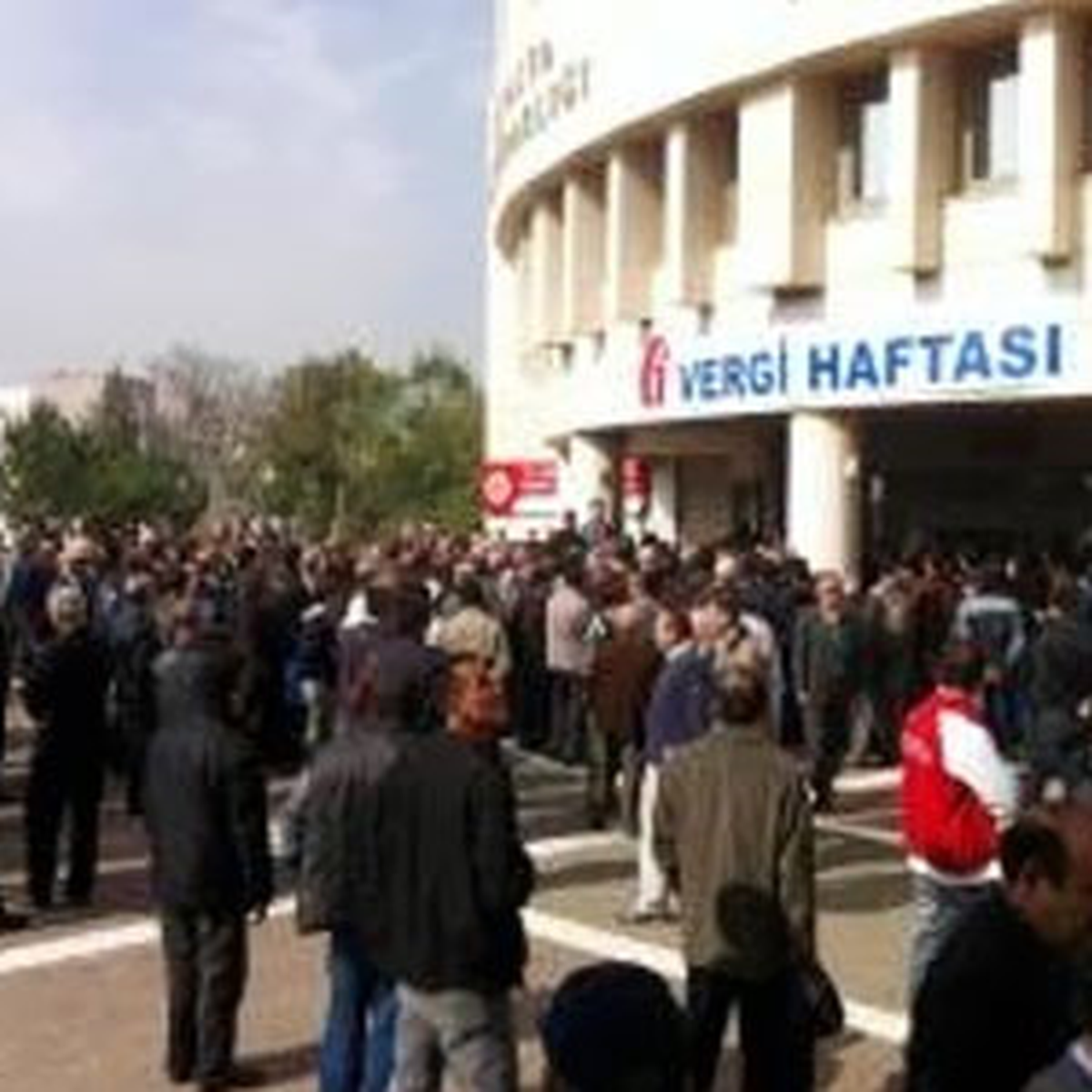 Köylüler Defterdarlık Önünde
