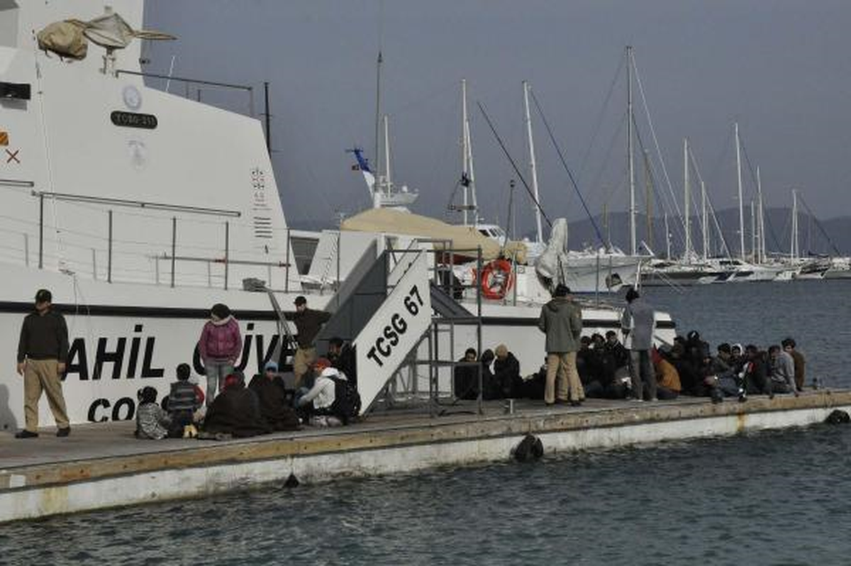 Kuşadası\'nda Kaçakları Taşıyan Şişme Bot Patladı
