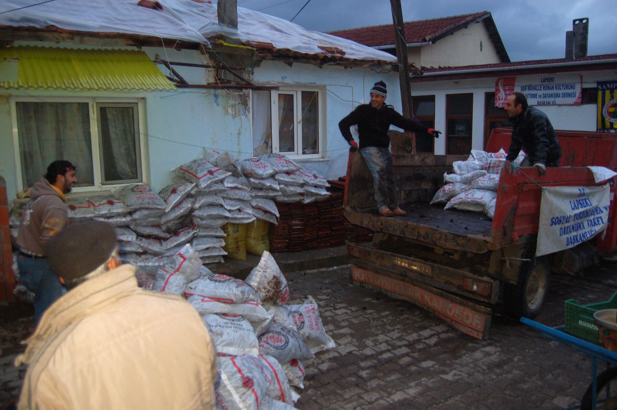 Lapseki\'de 650 Ton Kömür Dağıtıldı