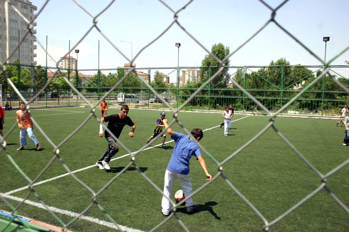Melikgazi\'den 5 Adet Sentetik Çim Saha Yapıldı