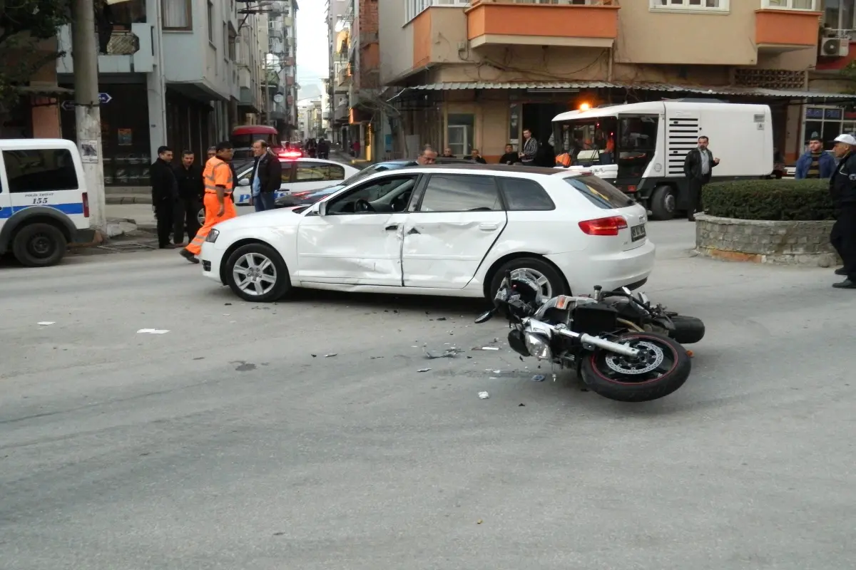 Nazilli\'de Trafik Kazası; 3 Yaralı