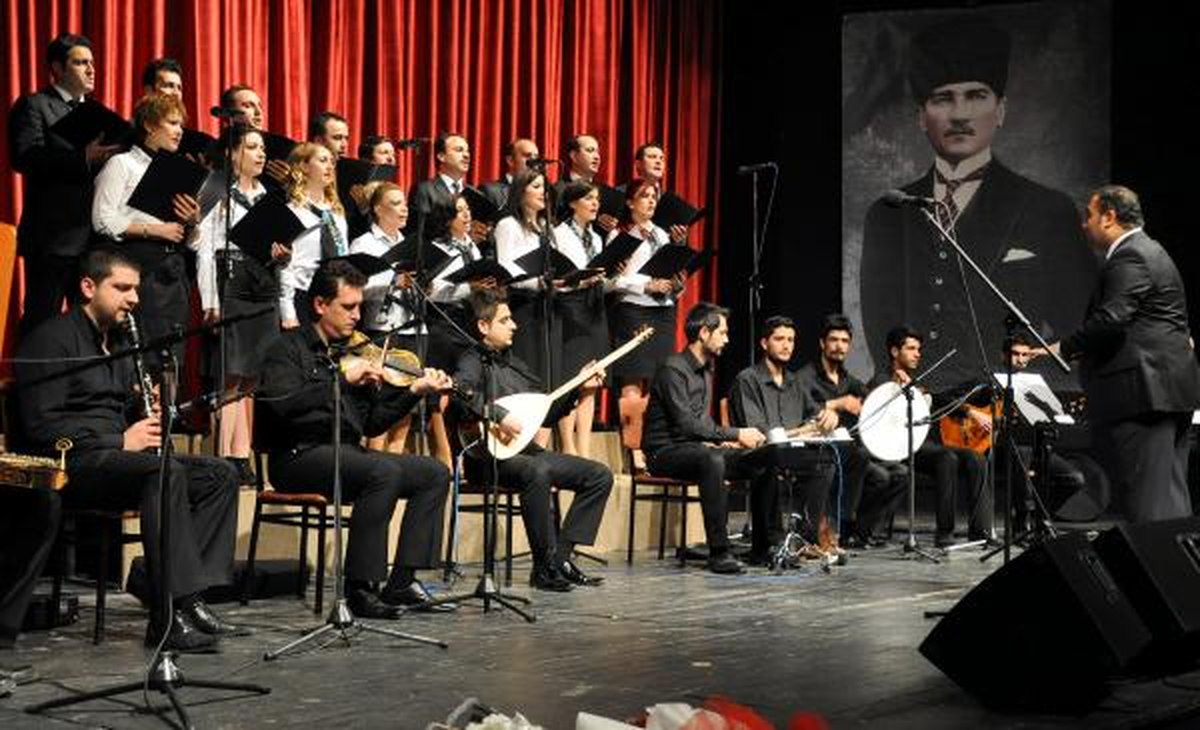 Öğrenci Velileri ve Öğretmenlerden Ertaş\'ı Anma Konseri