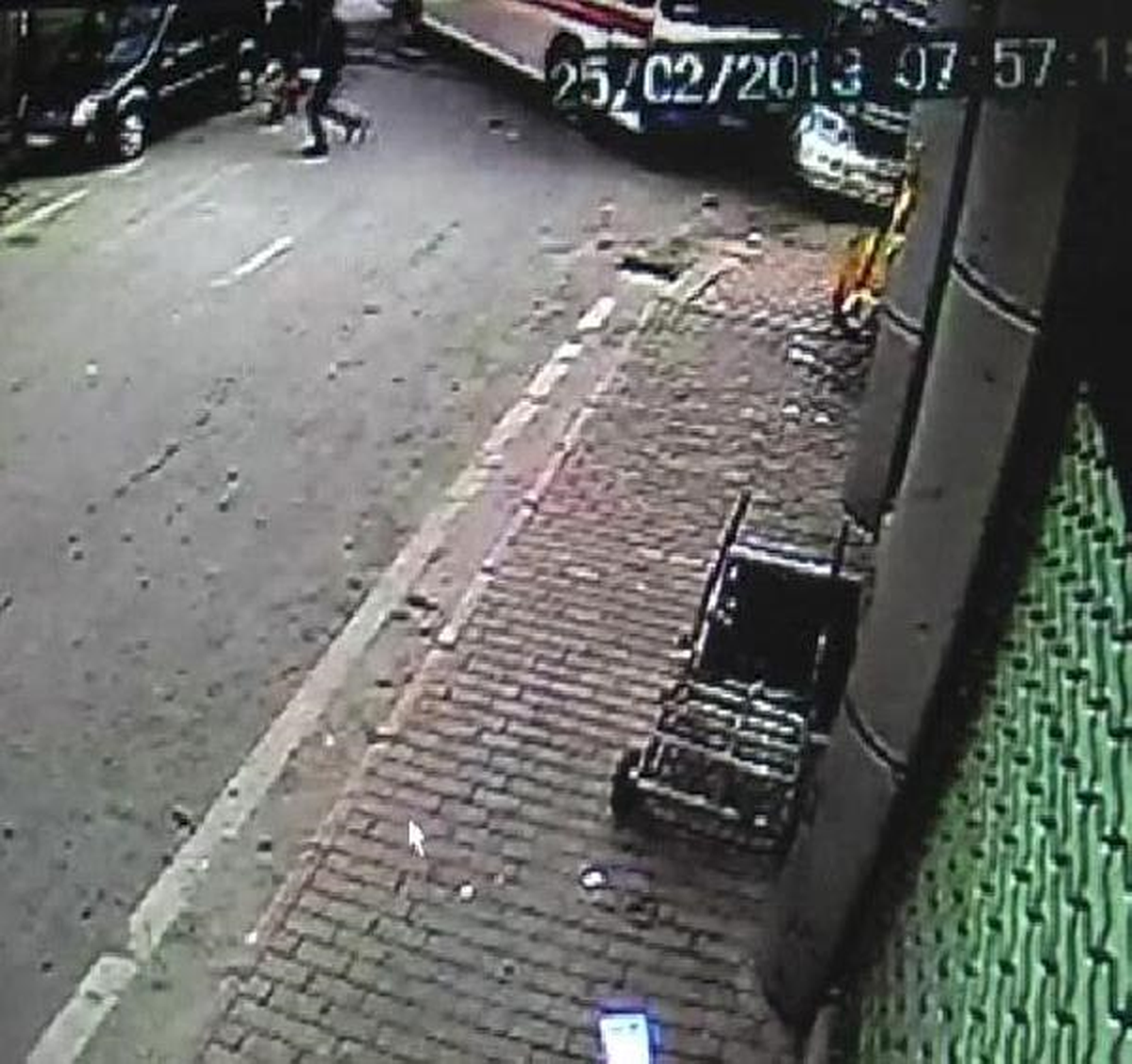 Otobüs, Minibüsle Çarpıştı: 4 Yaralı