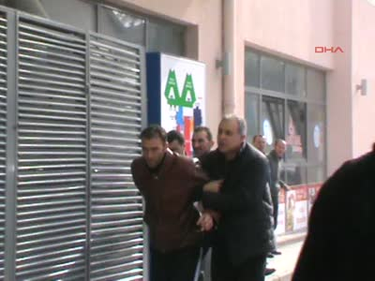 Sakarya Uyuşturucu Satıcısı Baba ve İki Oğlu Habercilere Saldırdı Uyuşturucu Satıcısı Baba ve İki...