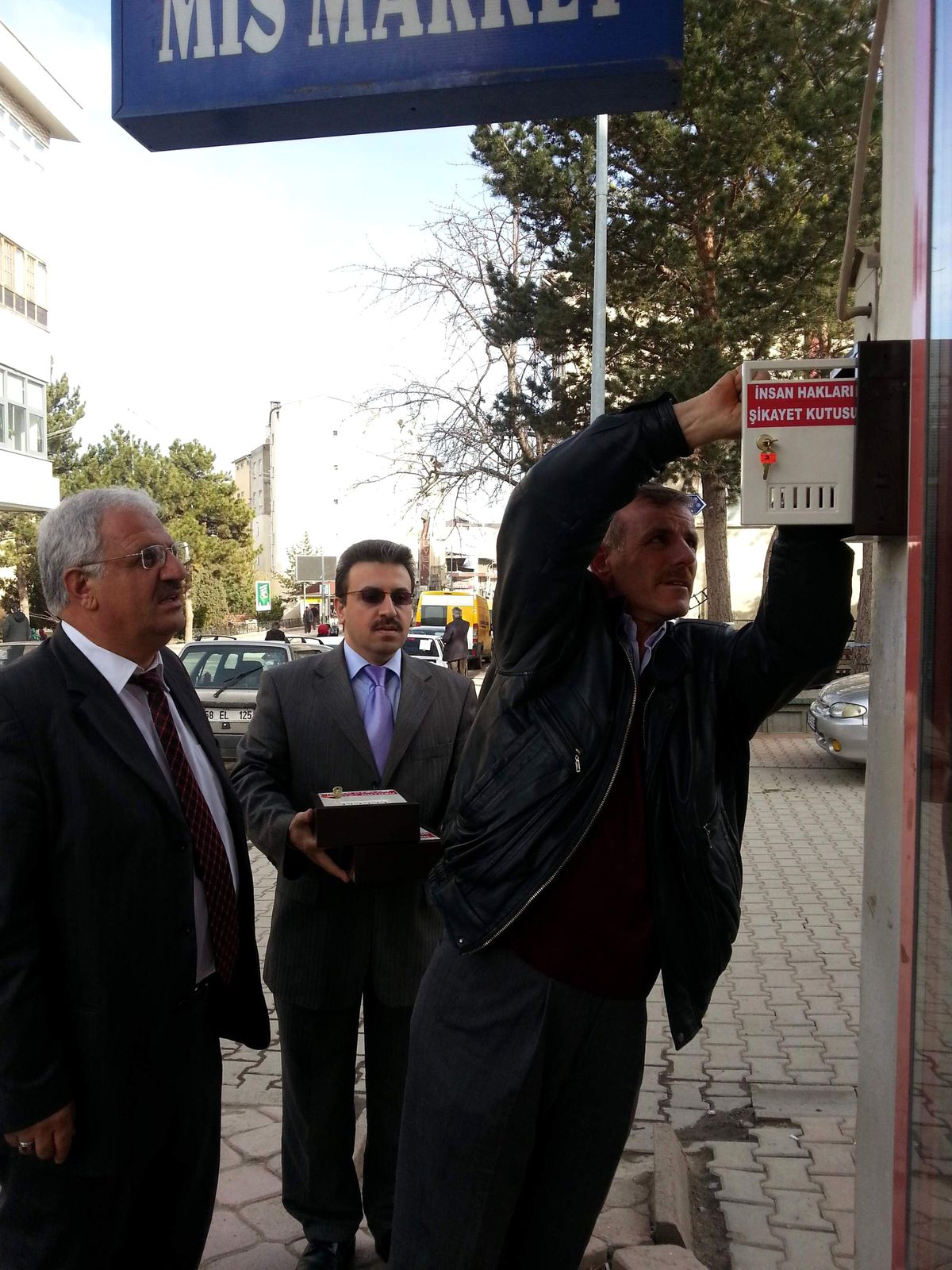 Suşehri\'ne İnsan Hakları Şikayeti Kutuları Asıldı