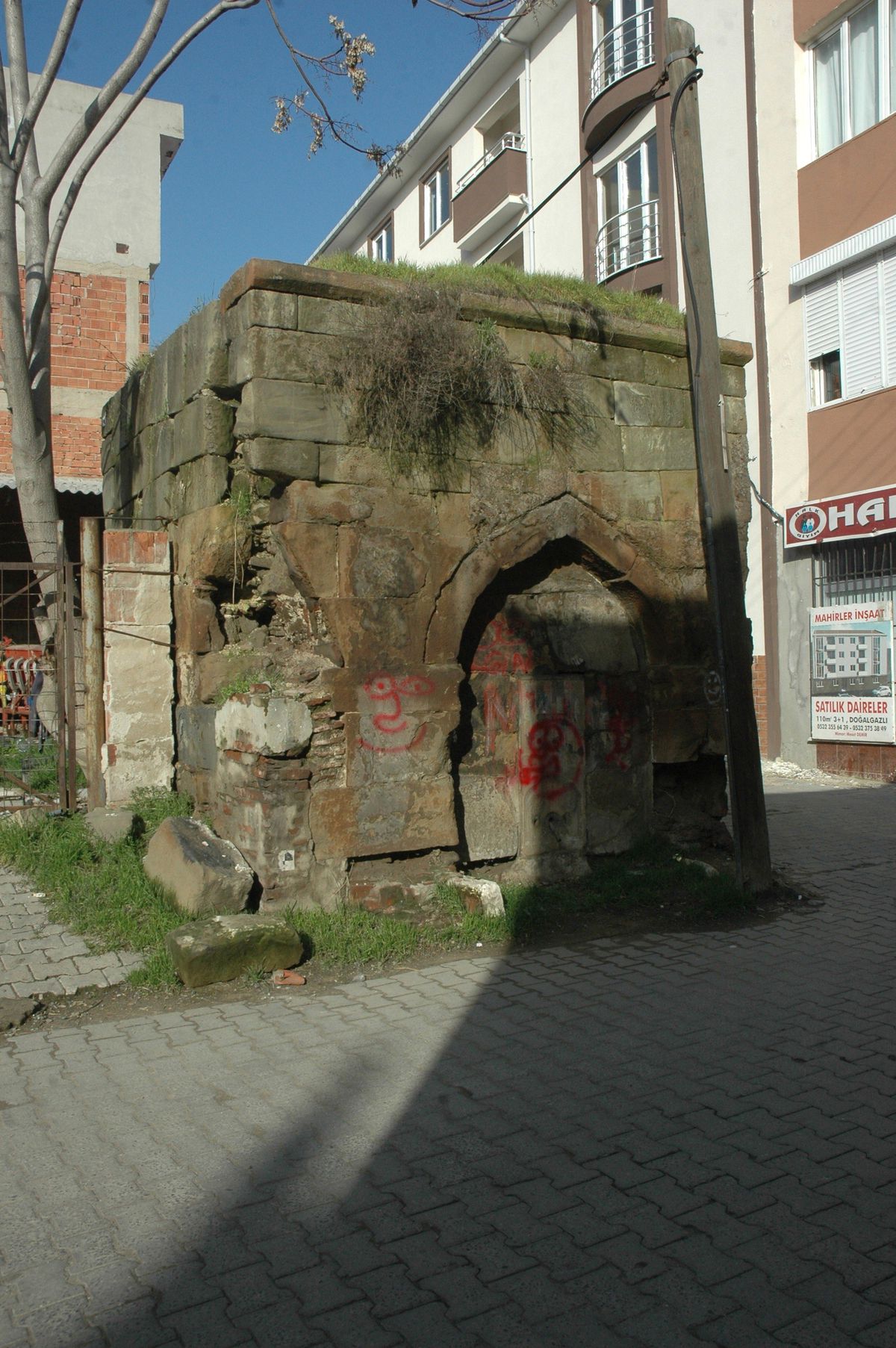 Tarihi Çeşmeler Bakımsızlıktan Yok Oluyor